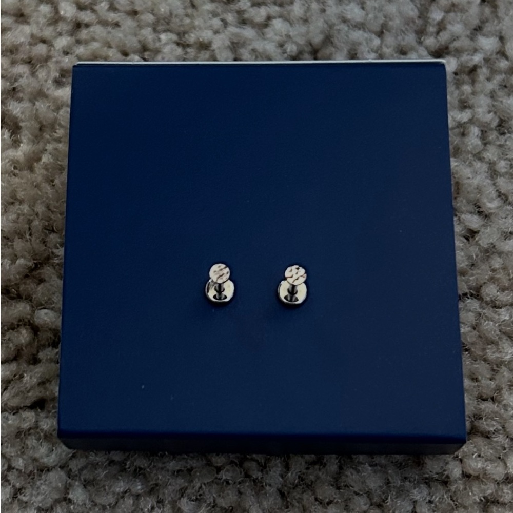 Pair of Anatometal 18kt White Gold stud earrings